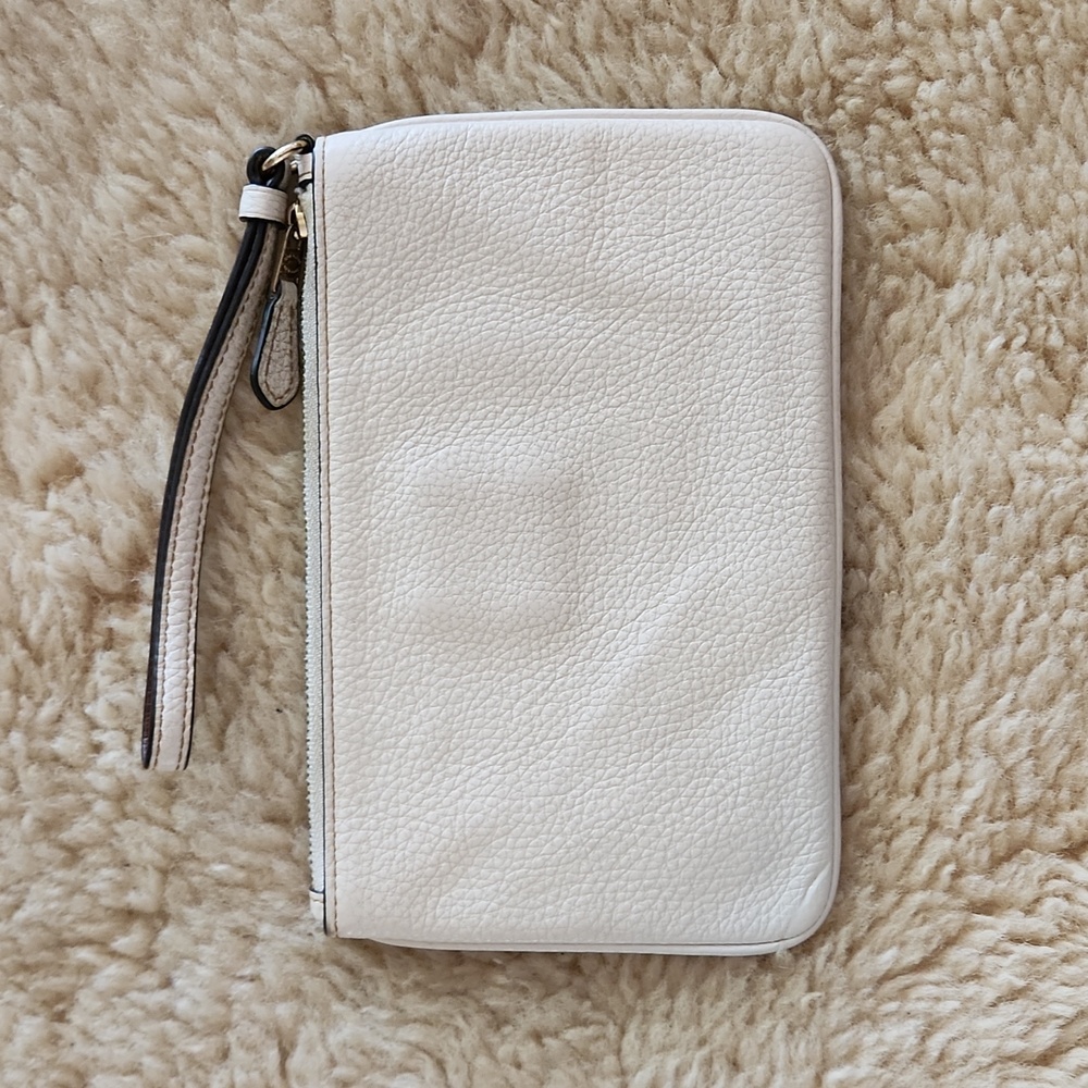 Adorable Coach Disney X Minnie Mouse Cream Wristlet ❤️🐭 - Picture 4 of 12
